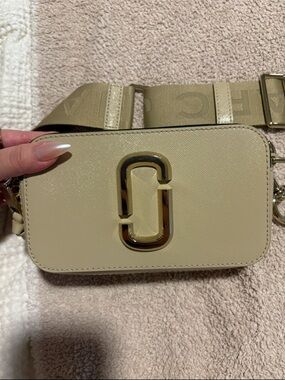 Marc Jacobs Cream Snapshot Crossbody Bag w/Gold Hardware-nevr used* brand new